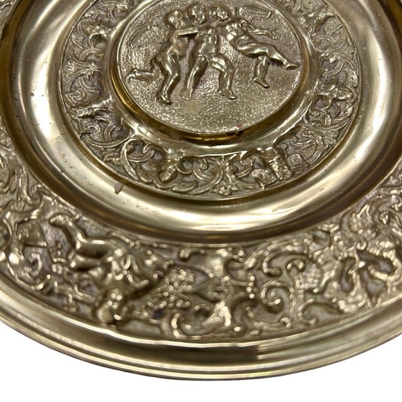 Italian Vintage Embossed Brass Wall Plate with Putti & Mythical Motifs - Picture 4 of 5